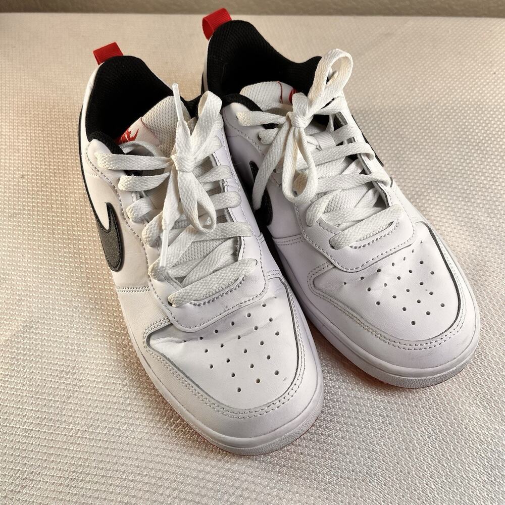 Nike women’s size 7, 5.5Y low‎ blazer dunks with black sparkle check